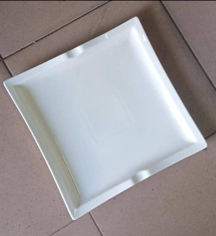 Plat carré en porcelaine